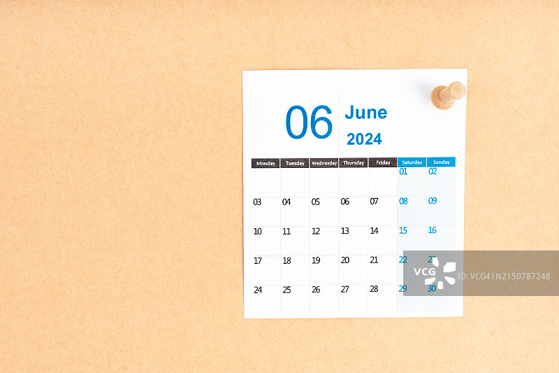 2024年6月日历，棕色背景上的木制图钉图片素材