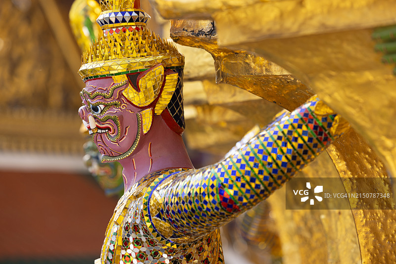 泰国曼谷玉佛寺大皇宫的镀金佛塔图片素材