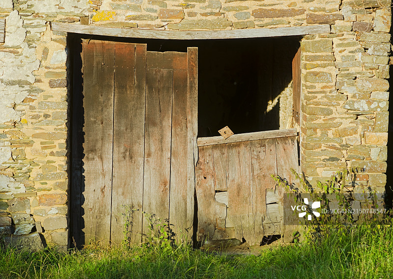 古老农舍的木制门楣和石墙图片素材