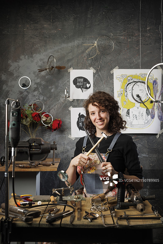 年轻女珠宝商手工制作戒指图片素材