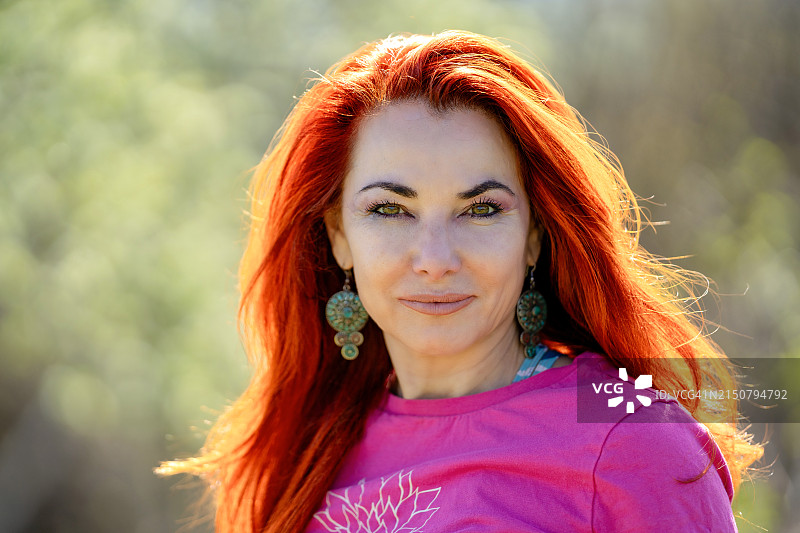 自然风光中美丽的红发中年妇女肖像图片素材