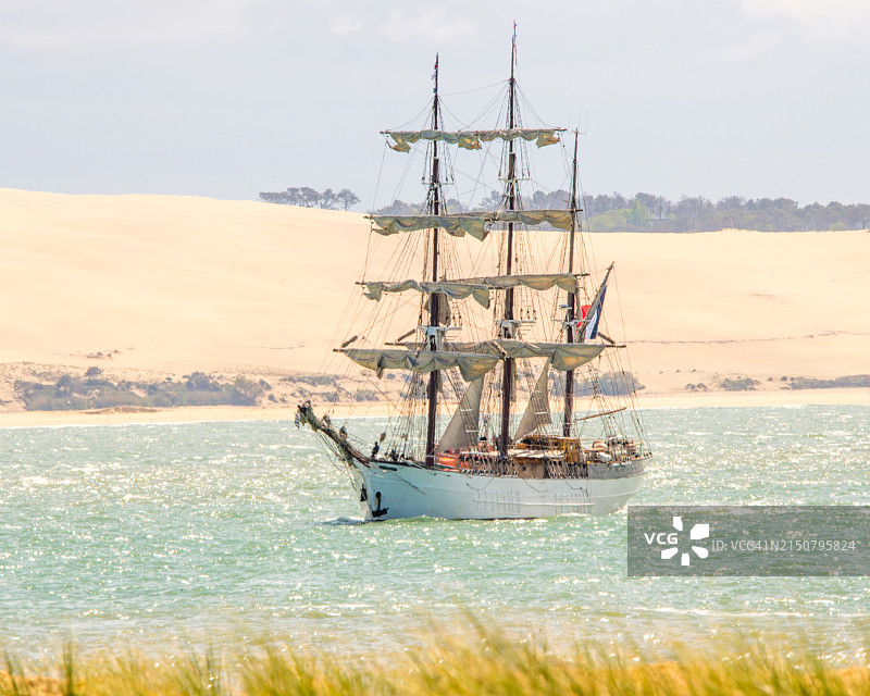 皮拉特沙丘前的帆船图片素材