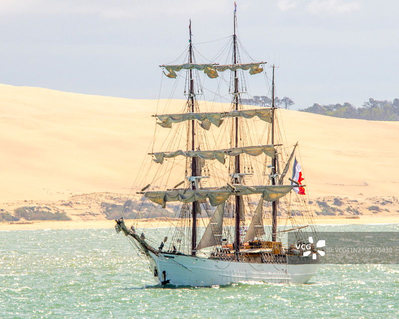 皮拉特沙丘前的帆船图片素材