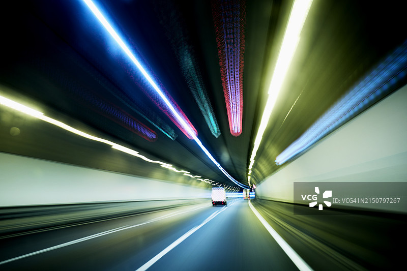 驾车穿过隧道图片素材