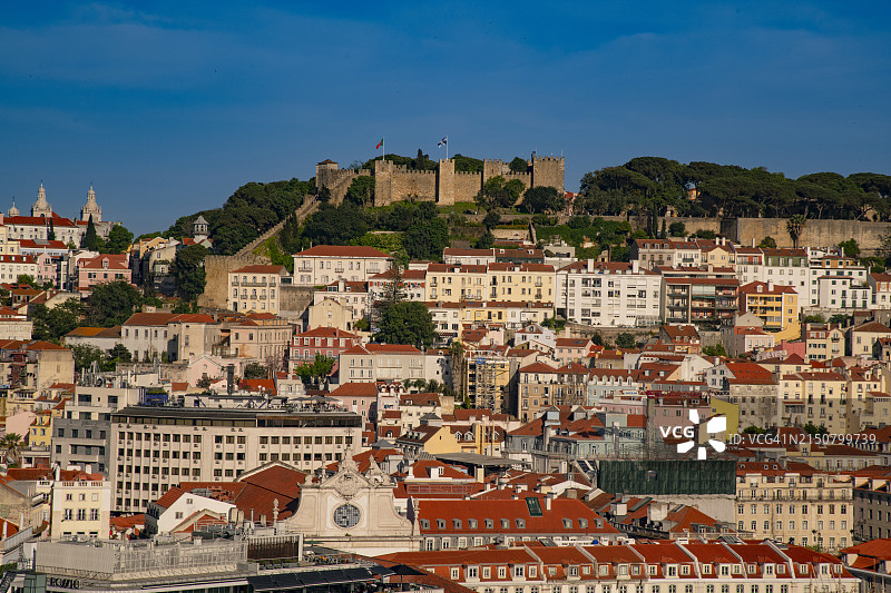 从圣佩德罗·德·阿尔坎塔拉观景台看里斯本，葡萄牙图片素材