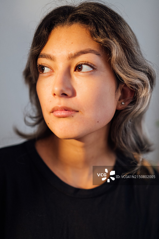 在家中的多种族女青年肖像图片素材