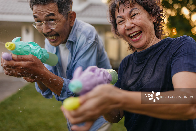 老年人在水中嬉戏图片素材