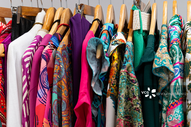 悬挂的衣服、衣架、特写、衣柜。选择的概念图片素材