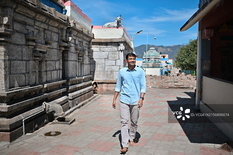 在印度泰米尔纳德邦库代卡纳尔蓬巴莱村的印度教寺庙内行走的年轻人图片素材