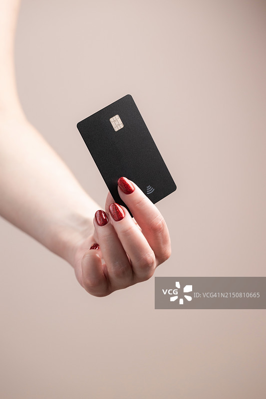 女人手持黑色信用卡图片素材