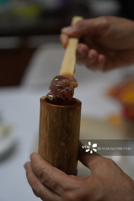 竹筒烤糯米图片素材