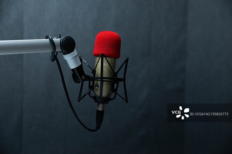 带有红色泡沫的柔性臂上的专业工作室和无线电麦克风图片素材