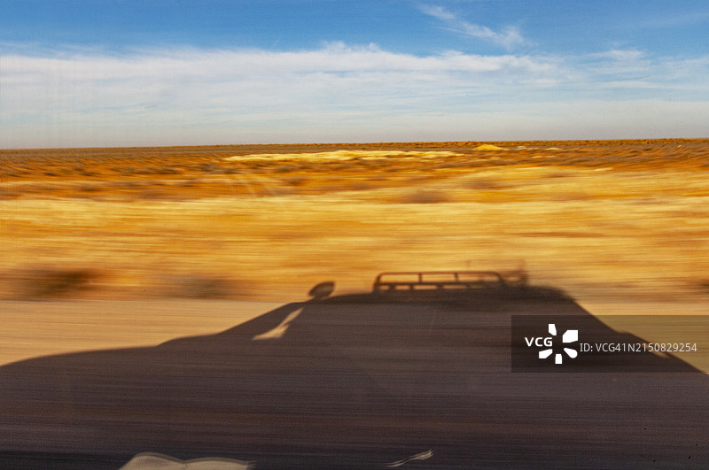 突尼斯沙漠中的汽车图片素材