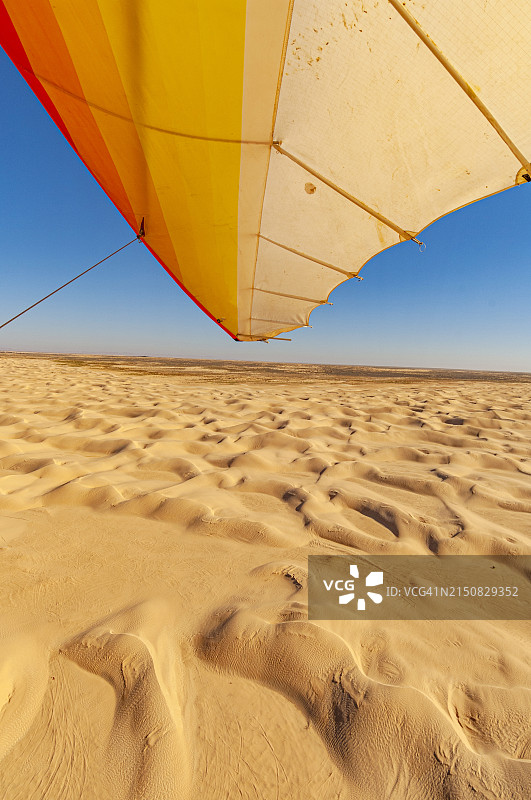 突尼斯，杜兹绿洲周边的沙漠图片素材