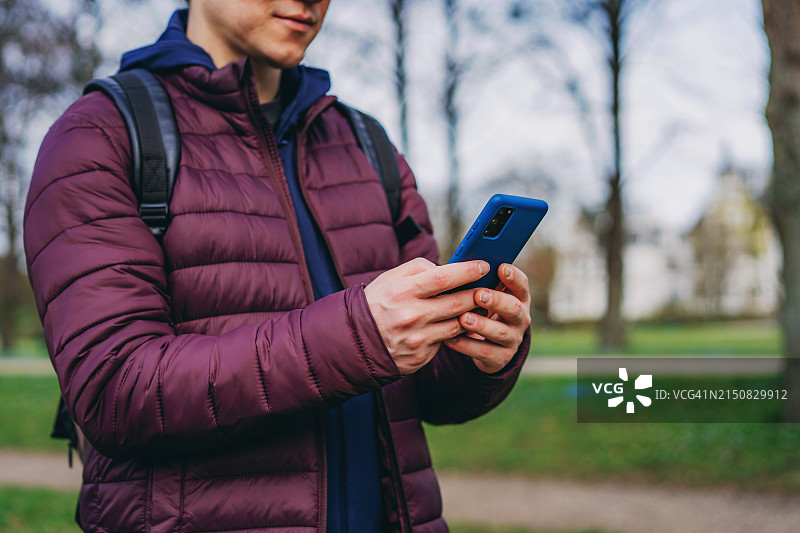 年轻男人在城市里使用手机图片素材