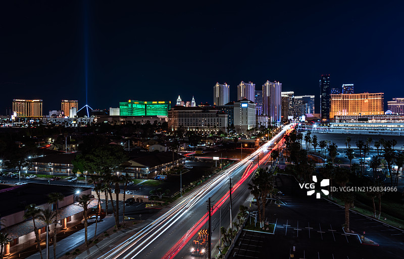 夜间小径与拉斯维加斯大道图片素材