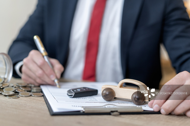 汽车保险业务概念：新车税收和贷款优惠图片素材
