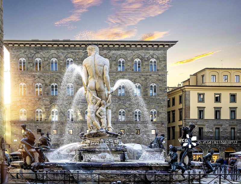 意大利佛罗伦萨领主广场的日落时分的海王星喷泉和雕像图片素材