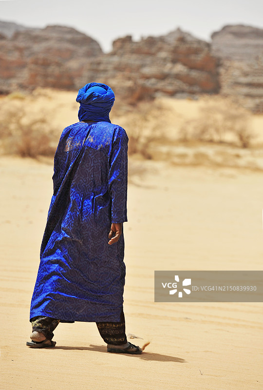 旅行：撒哈拉沙漠景观，阿尔及利亚南部沙漠中的图阿雷格人图片素材