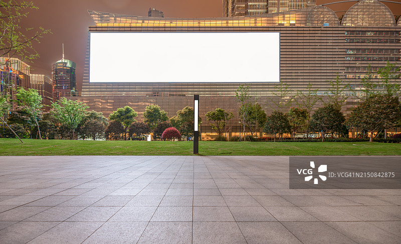 夜晚空旷街道前的空白广告牌图片素材