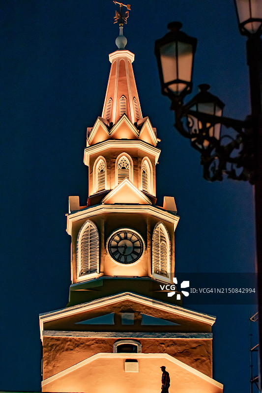 夜晚的钟楼和殖民地吊灯图片素材