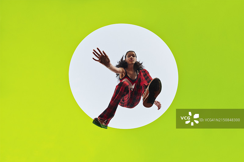 在白色圆圈中半蹲的少女图片素材