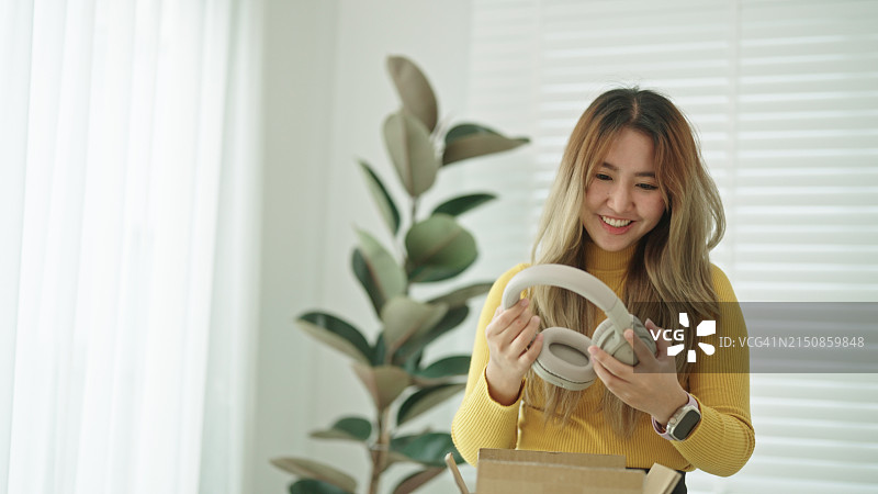 快乐的女人打开快递包裹图片素材