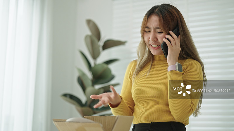 女性顾客投诉商品损坏图片素材