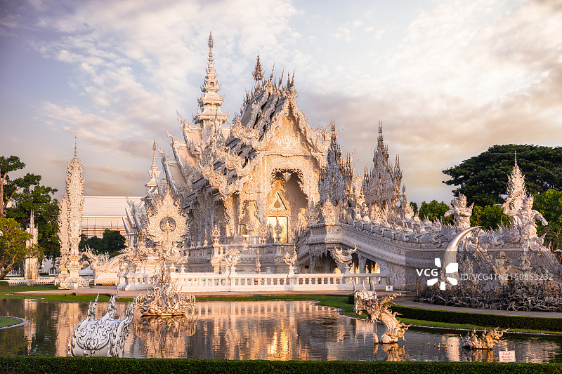 水中倒影的白色寺庙（白龙寺）图片素材