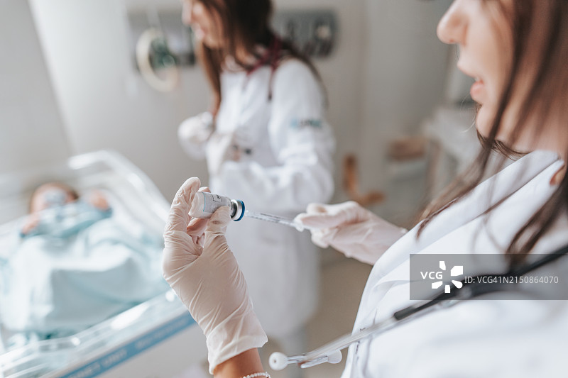护士为新生儿准备疫苗图片素材