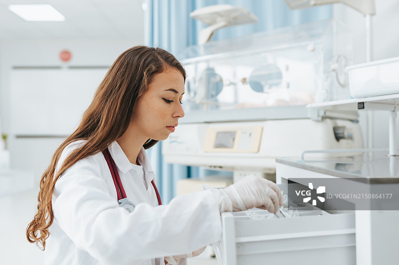 护士在妇产科病房打开药柜图片素材