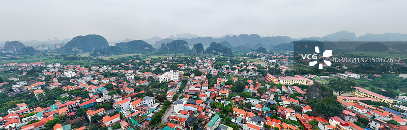 越南宁平的乡村稻田与河流风光图片素材