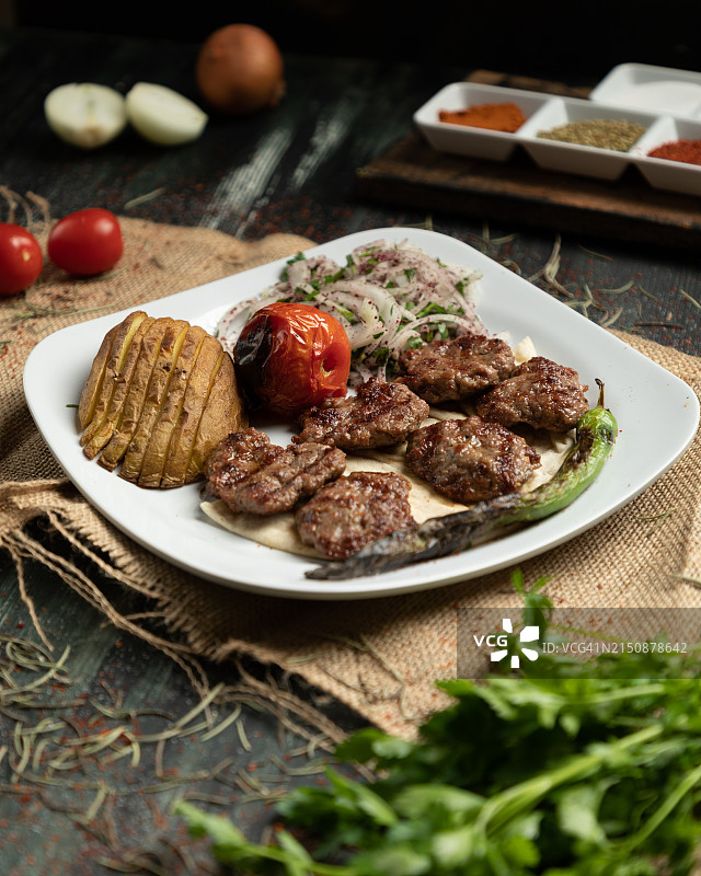 装饰盘上的土耳其肉丸图片素材