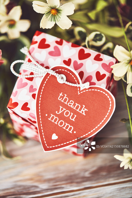 母亲节鲜花和礼品，附“谢谢您”留言图片素材