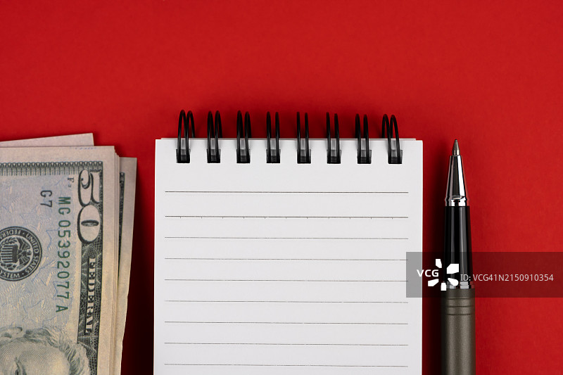 空白笔记本、笔和纸币图片素材