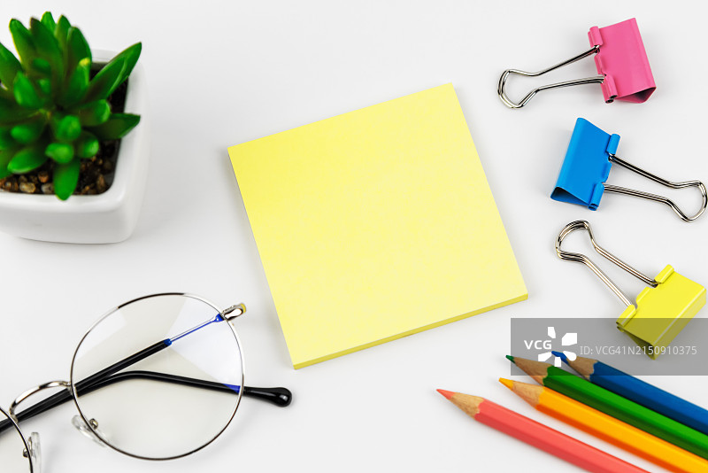 白色背景上的便签和办公用品图片素材