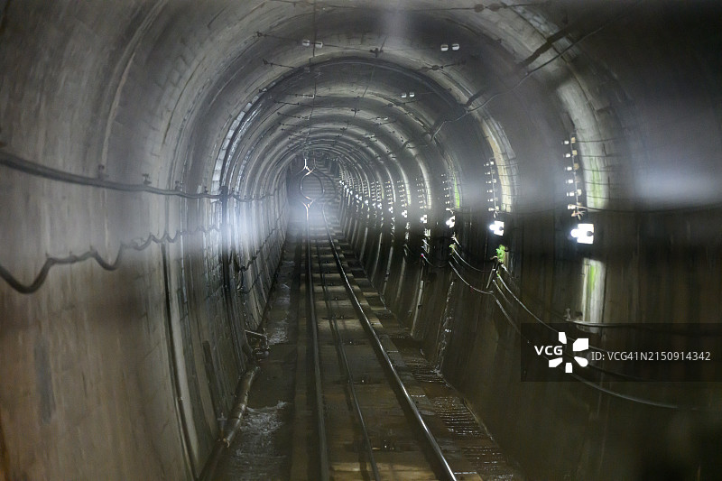 黑部湖至大观峰的特殊有轨电车上山图片素材