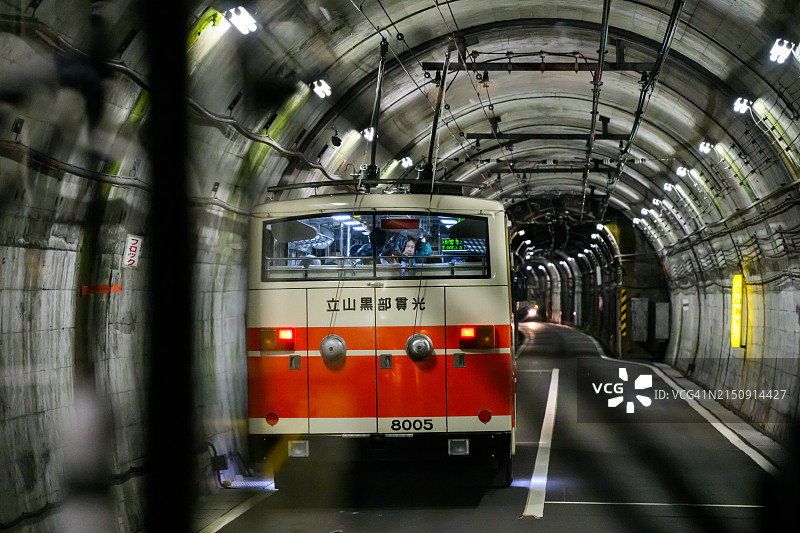 从大观峰到室堂的巴士正在穿过隧道图片素材