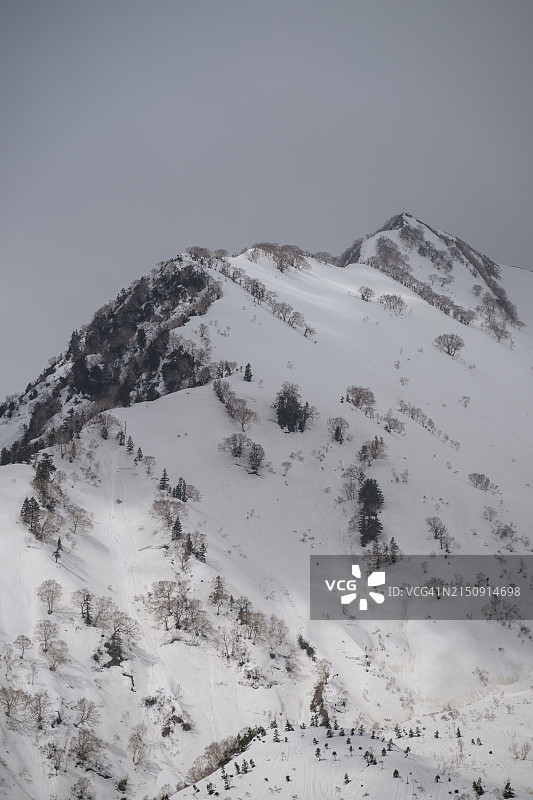 立山黑部路线：黑部湖大观峰雪山雪景图片素材
