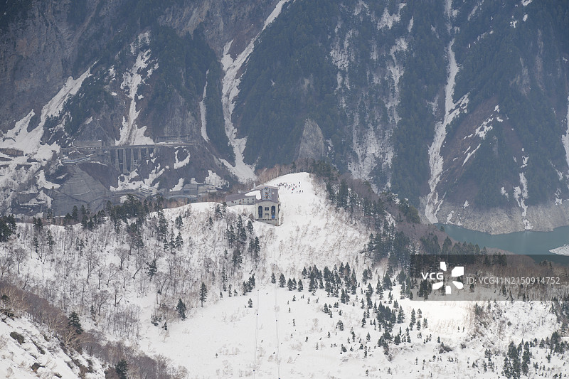 立山黑部路线：黑部湖大观峰雪山雪景图片素材