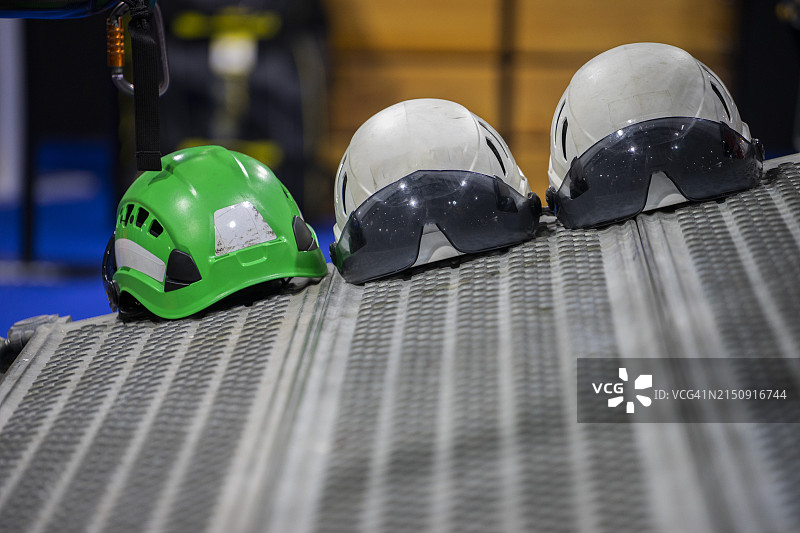 建筑工地上的安全头盔图片素材