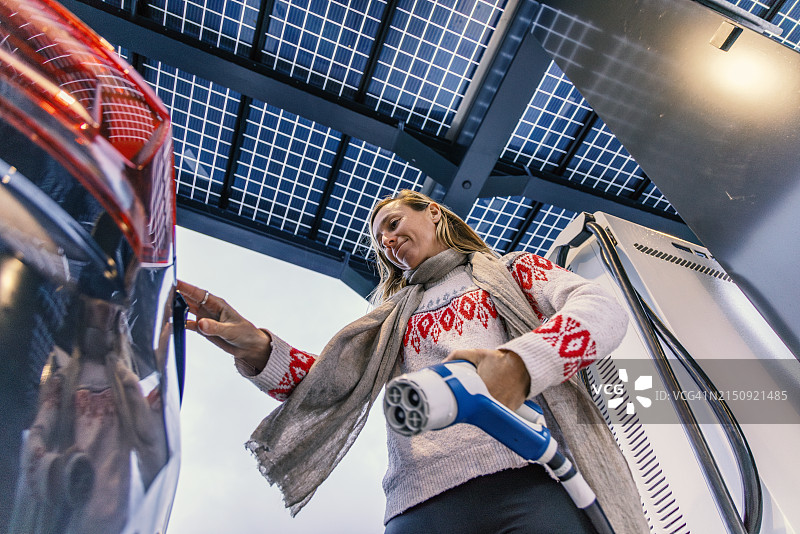 充电前沿：生态友好型公路旅行的未来一瞥图片素材