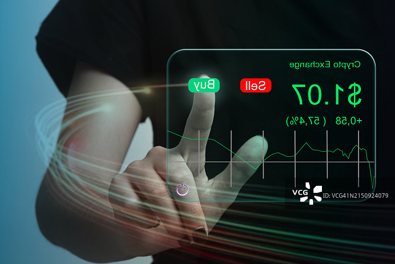 在未来移动平台应用程序上进行在线加密货币股票交易的女人图片素材