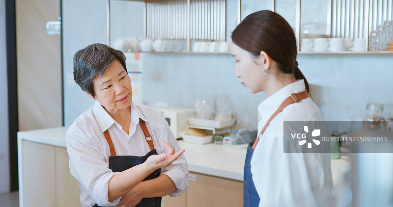 年长的经理训斥年轻员工图片素材