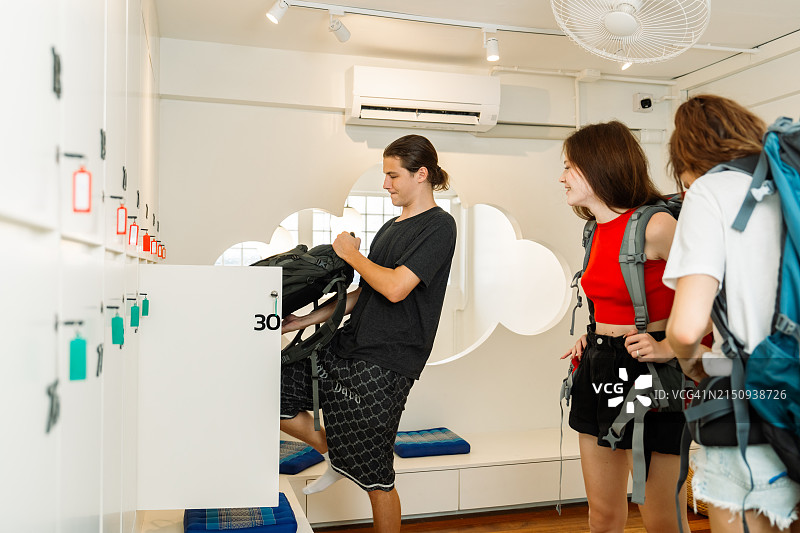 旅行登记入住青年旅社图片素材