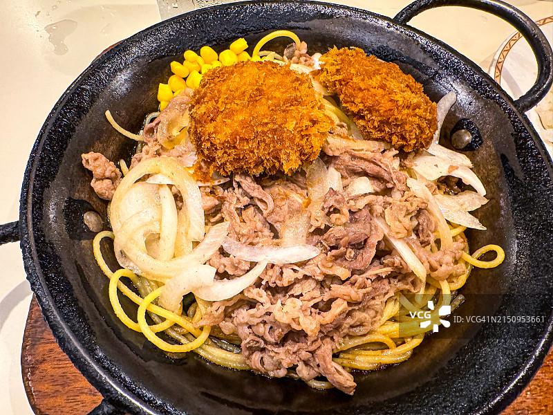 日式西餐融合：烩牛肉猪肉片意面图片素材