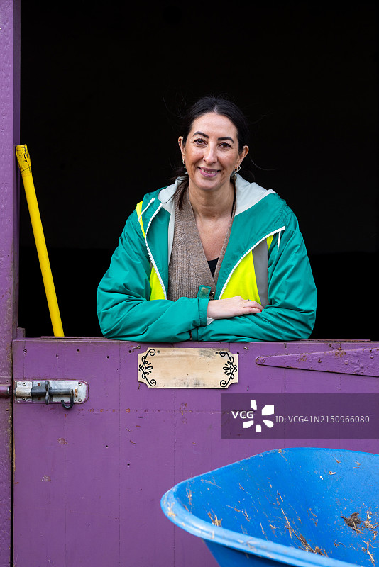 在马厩帮忙图片素材