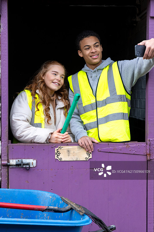 青少年志愿者自拍图片素材