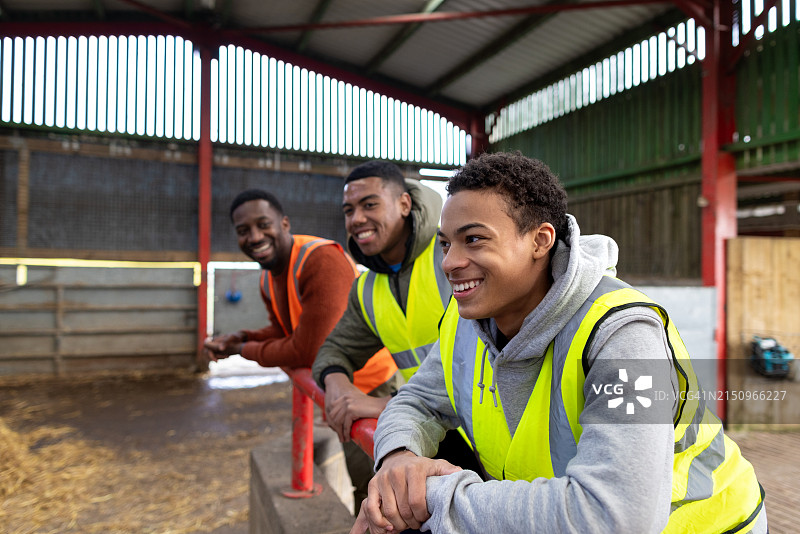 快乐的青少年志愿者图片素材
