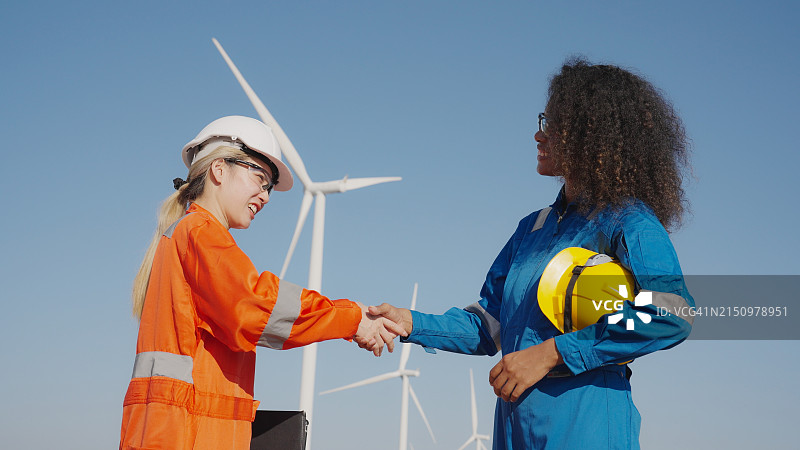 在风力涡轮机农场工作的电气工程师图片素材